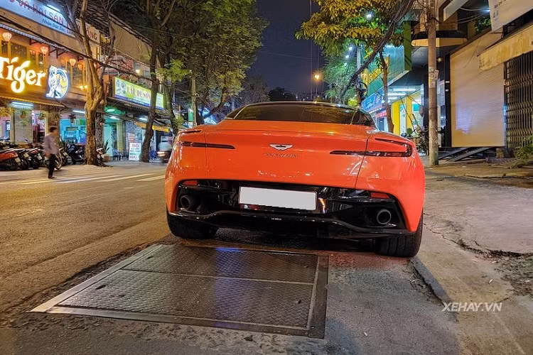 Tương tự các phiên bản còn lại của dòng DB11, DB11 V8 cũng sở hữu kiểu dáng mượt mà với nắp capo liền mảnh kích thước lớn nhất trong ngành công nghiệp ô tô hiện nay. Đầu xe gây ấn tượng với bộ lưới tản nhiệt 5 thanh ngang và 10 thanh dọc đặc trưng, cùng cụm đèn pha full LED sắc sảo.
