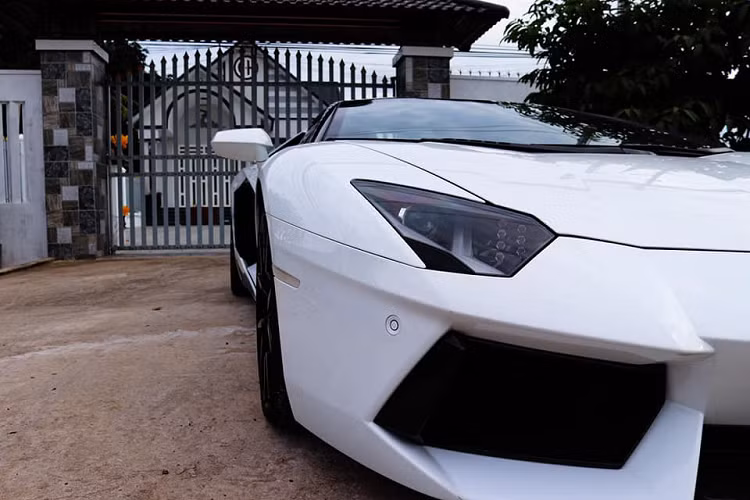 Siêu xe mui trần Lamborghini Aventador LP700-4 Roadster sử dụng động cơ V12, dung tích 6.5 lít, sản sinh công suất tối đa 700 mã lực tại vòng tua máy 8.250 vòng/phút và mô-men xoắn cực đại 690 Nm tại vòng tua máy 5.500 vòng/phút.