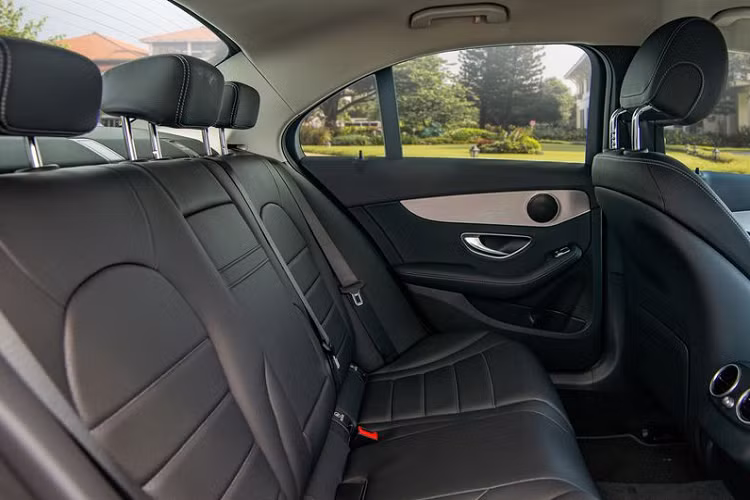 Về tính năng an toàn, C 180 được trang bị 7 túi khí, cảnh báo mất tập trung ATTENTION ASSIST; hệ thống ESP Curve Dynamic Assist giúp ổn định thân xe khi vào cua; phanh tay điều khiển điện với chức năng nhả phanh thông minh; lốp xe run-flat.