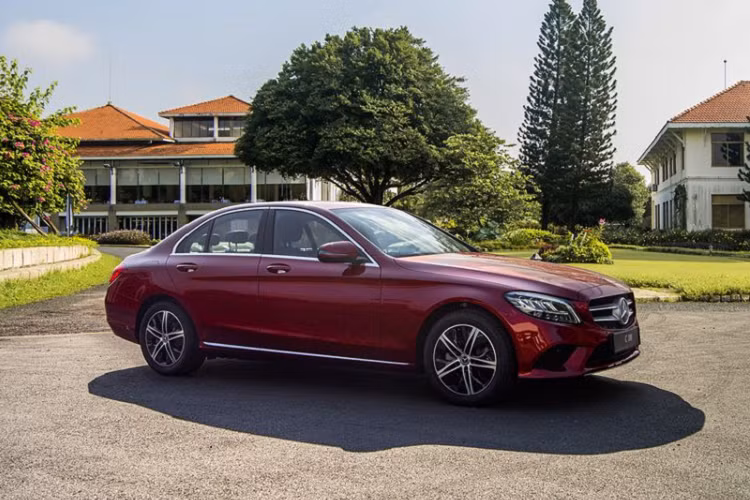 Mẫu xe sang Mercedes-Benz C 180 sở hữu trang bị, công nghệ an toàn tương tự C 200: Ngoài sự thay đổi về động cơ và thiết kế mâm xe/đèn viền nội thất, gần như tất cả tính năng &amp; trang bị của phiên bản C 180 được giữ nguyên so với C 200 trước đây. C 180 hướng đến khách hàng lần đầu sở hữu ô tô hoặc nâng cấp từ các mẫu sedan phổ thông, chủ yếu sử dụng trong đô thị.