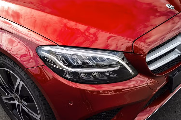 Mercedes-Benz C 180 2020 mới nhẹ hơn C 200 trước đây 65 kg, tương đương với việc chở ít hơn một người lớn. C 180 vẫn sở hữu hệ dẫn đồng cầu sau và hộp số 9G-TRONIC. Nhờ vào trọng lượng nhẹ, tăng áp cuộn kép và hệ dẫn động hiệu quả, C 180 mang đến khả năng vận hành linh hoạt và nhạy bén cho người cầm lái.
