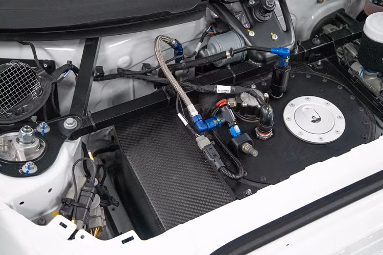 Cung cấp sức mạnh cho chiếc xe đua này là khối động cơ 6 xy-lanh 4.0L, hút khí tự nhiên, sản sinh công suất 485 mã lực và mô-men xoắn cực đại 480 Nm. Sức mạnh được truyền đến bánh sau thông qua hộp số tuần tự 6 cấp.