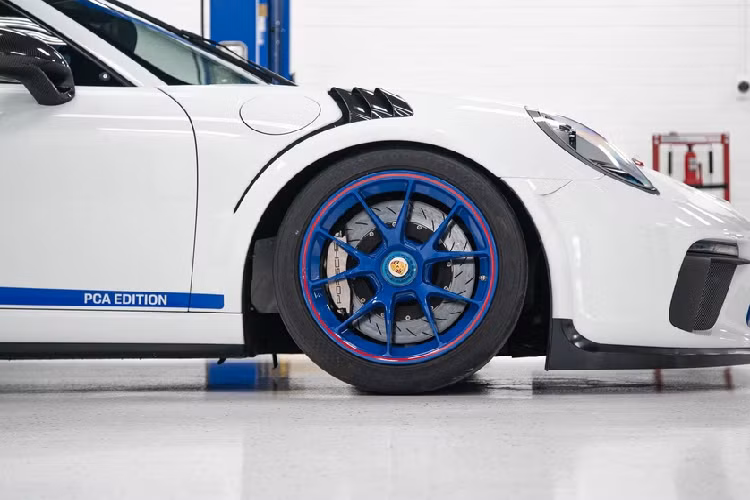 911 GT3 PCA Edition sở hữu màu sơn trắng ngoại thất cùng những chi tiết trang trí màu xanh tương phản. Mâm xe là loại khóa trung tâm kích thước 18 inch, đi kèm là bộ lốp Hoosier 275/35 (trước) và 315/40 (sau). Hệ thống treo trước là loại MacPherson có thể điều chỉnh, phía sau là loại treo đa liên kết. Porsche trang bị cho mẫu xe này kẹp phanh 6 piston ở phía trước và 4 piston ở phía sau. 