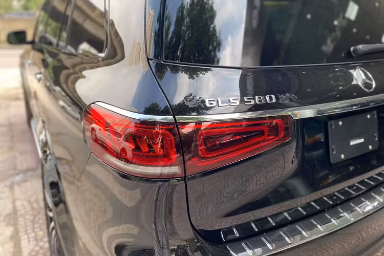 Mercedes-Benz GLS 580 còn được trang bị nhiều tính năng vượt trội hơn hẳn bản GLS 450, bao gồm ghế có massage/sưởi/làm mát, HUD, hộp lạnh, 2 màn hình giải trí cho hàng ghế sau, nước hoa, hệ thống âm thanh Burmester 3D, màn hình điều khiển ở bệ tì tay...