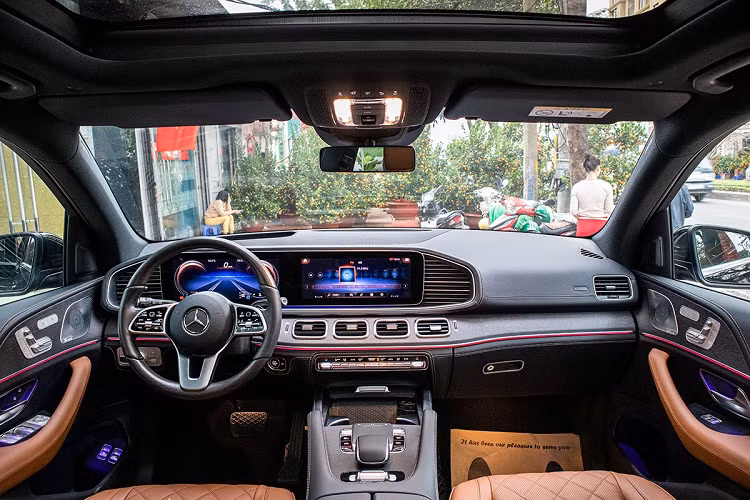 Điểm đáng giá trên Mercedes-Benz GLE300 máy dầu mới về Việt Nam là nội thất cực kỳ sang trọng, sử dụng nhiều vật liệu cao cấp như da, ốp gỗ, da lộ, 64 màu đèn nội thất. Được biết, giá xe Mercedes-Benz GLE 300 Diesel 2020 được đại lý tư nhân chào bán là 6,4 tỷ đồng, mức giá này bạn có thể sở hữu một chiếc xe độc nhất vào thời điểm hiện tại.