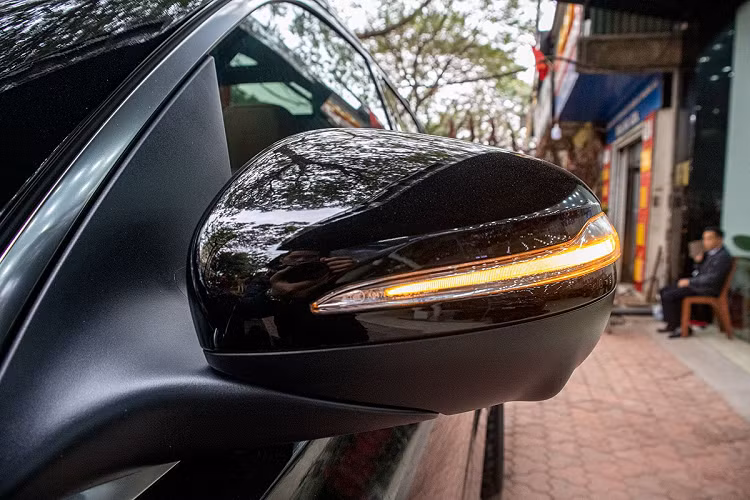 Bên phần hông, chiếc xe hơi mới Mercedes-Benz GLE300 Diesel 2020 được trang bị bộ mâm kích thước 22 inch 5 chấu kép hợp kim ấn tượng. Gương chiếu hậu của Mercedes GLE300 máy dầu tích hợp đèn xi-nhan LED có tính năng chỉnh/gập điện, sấy gương và có camera lề trong gói an toàn camera 360 độ.