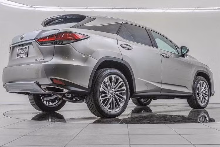 Bên trong khoang nội thất, Lexus RX350 2020 nhập Mỹ tương tự hàng chính hãng với những vật liệu cao cấp được áp dụng như ghế ngồi bọc da cao cấp Semi-Aniline màu nâu sẫm. Ghế trước của chiếc SUV có thể điều chỉnh 10 hướng, nhớ 3 vị trí và có hỗ trợ tựa lưng ghế và làm mát ghế. Trên vô-lăng xe sử dụng gỗ ốp màu đen bóng còn bản chính hãng là gỗ nâu, những phím bấm chức năng được tích hợp đầy đủ. 