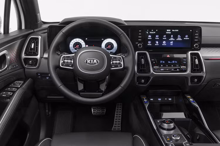 Kia Sorento 2020 mới được hãng xe Hàn áp dụng ngôn ngữ thiết kế mang tên “refined boldness”, vốn từng áp dụng cho các sản phẩm xe gầm cao mới xuất hiện gần đây như Sportage, Telluride, Stonic và Seltos. Ở phần đầu vẫn là lưới tản nhiệt dạng “mũi hổ” đặc trưng, nay được tạo hình vuông vức hơn và nối liền với hệ thống đèn chiếu sáng LED.