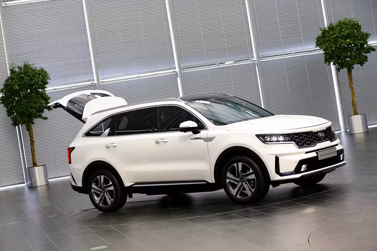 Thứ hai là hệ thống hybrid kết hợp giữa động cơ xăng tăng áp 4 xy lanh 1.6L với động cơ điện, cho ra tổng công suất 227 mã lực và mô-men xoắn 350 Nm, cùng bộ pin lithium-ion polyme 1,49 kWh.