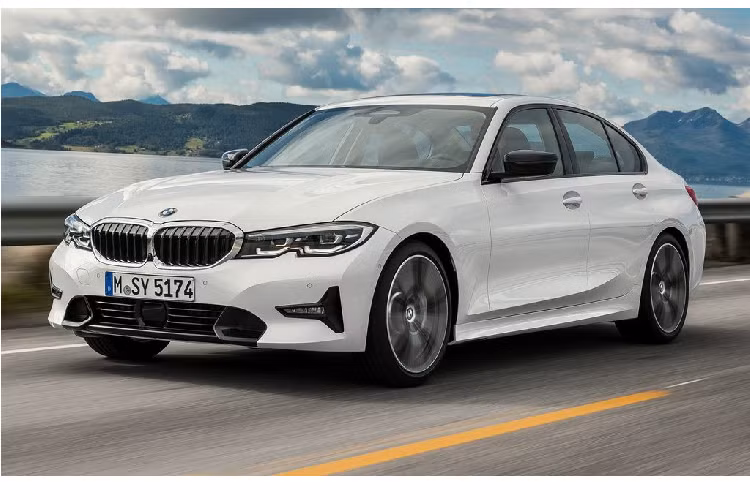 Không kém cạnh, giá xe BMW 5-Series cũng được giảm lên tới 290 triệu đồng đối với bản 520i, còn 2,099 tỷ đồng, trong khi bản 530i được giảm 200 triệu đồng, giá mới là 2,869 tỷ đồng.
