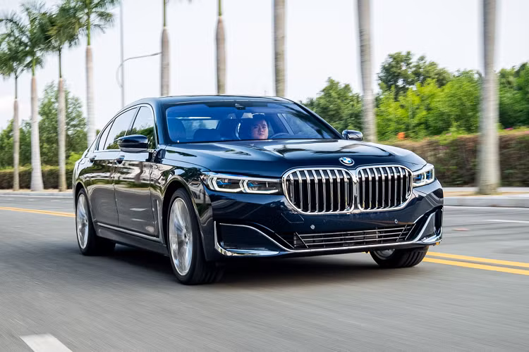 Về ngoại hình, bản nâng cấp BMW 7 Series mới vẫn duy trì tổng thể thể thao và thân xe quyến rũ. Ngoại thất xe có một số điểm thay đổi như: thân xe, cản trước, đèn pha, chắn bùn trước, và cụm đèn hậu mới để làm nổi bật sự sang trọng của BMW 7 Series mới. Phần mũi xe được nâng cao hơn 50 mm. Lưới tản nhiệt hình quả thận đặc trưng của BMW có kích thước lớn hơn trước 40%. Ngoài ra, logo BMW trên nắp ca-pô với đường kính được tăng thêm từ 82 lên 95 mm.