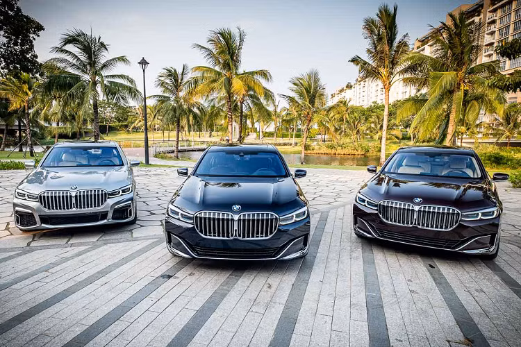  BMW 7-Series 2020 mới là phiên bản nâng cấp facelift được giới thiệu vào hồi đầu năm 2019, thuộc thế hệ 7-Series thứ 6 (G12). Tại Việt Nam BMW 7-Series mới vừa chính thức được phân phối 3 phiên bản 730Li M Sport, 730Li Pure Excellence và 740Li Pure Excellence.