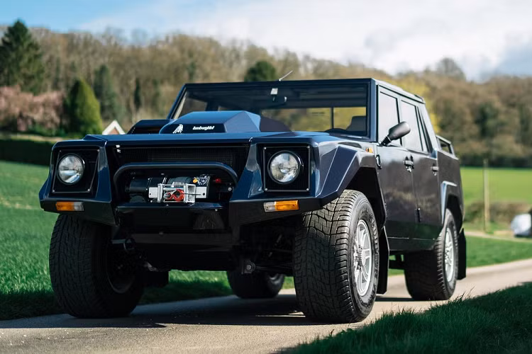 Bạn có thể nghĩ rằng Lamborghini Urus 2020 là mẫu SUV đầu tiên từ nhà sản xuất siêu xe ý, nhưng thực tế là trong thập niên 1980 và 1990 của thế kỷ trước, công ty đã từng chế tạo một mẫu SUV rất khác biệt gọi là LM002. Vốn được thiết kế để làm một phương tiện quân sự off-road mang tên Cheetah, chỉ có 301 chiếc xe SUV Lamborghini LM002 từ năm 1986 – 1993. Chiếc xe đời 1987 cụ thể ở đây mang mã số 40 trong tổng số 301, và nó vừa được phục chế ngon lành bởi Bell Sport &amp; Classic.