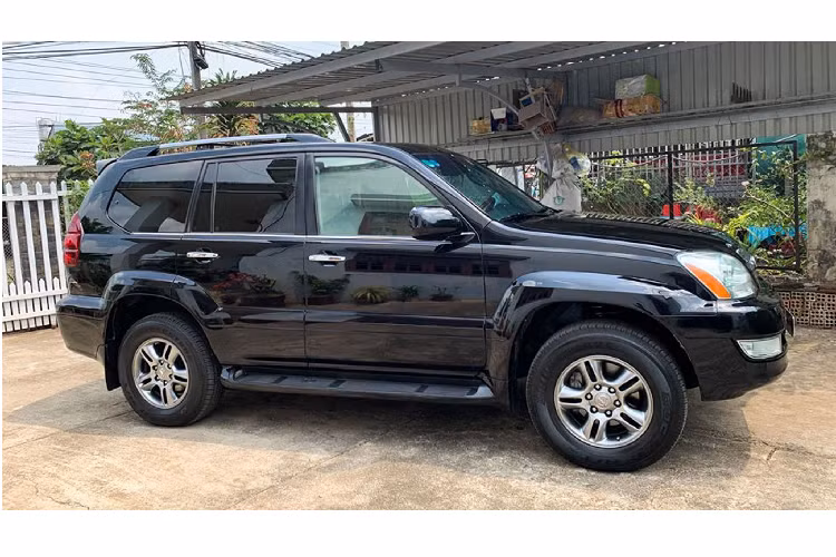 Sử dụng động cơ V8 cỡ lớn đồng nghĩa với việc GX 470 “uống” không mấy điềm đạm với mức tiêu thụ nhiên liệu rơi vào khoảng 16 Lít/100km trên đường trường và hơn 20 Lít/100km trong đô thị. Hiện tại, dòng xe Lexus GX đã được thay thế bằng động cơ V8 4.6 lít hoàn toàn mới (GX 460).