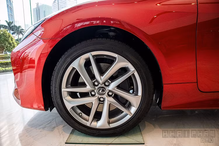 Ngoại thất Lexus RC 300 2020 cũng được cải tiến ở phần đầu xe với lưới tản nhiệt dạng tổ ong thay vì nan dọc với viền mạ crom, trung tâm là logo thương hiệu. Hệ thống đèn của RC300 facelift được trang bị công nghệ Full-Led, đèn pha là 3 bóng LED xếp tầng theo chiều dọc, đèn chạy ban ngày cùng xi-nhan được kết hợp. Đèn xe Lexus RC 300 2020 được tích hợp tính năng điều chỉnh góc chiếu và bật/tắt tự động với cảm biến.