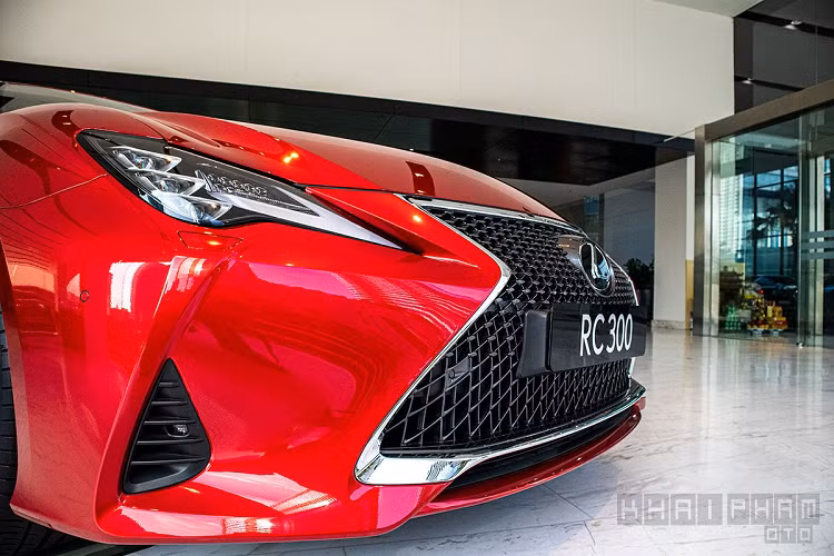 Định vị của Toyota Việt Nam khi phân phối mẫu xe sang Lexus RC 300 là hướng đến những đối tượng khách hàng trẻ tuổi yêu thích những dòng xe thể thao 2 cửa. Ngoài RC300, khách hàng cũng có thể chọn nhiều mẫu xe nhập khẩu tư nhân tương tự như Chevrolet Camaro Convertible RS 2020 mới về Việt Nam cách đây không lâu.
