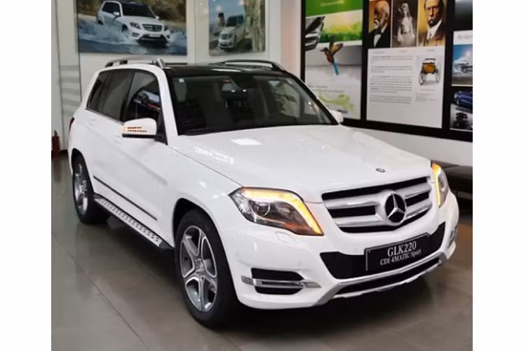 Xe có bình nhiên liệu dung tích 59 lít. Hai phiên bản GLK 220 CDI có thiết kế tương tự, nhưng phiên bản thể thao “Sport” có nhiều “đồ chơi” hơn như của sổ trời toàn cảnh: Panorama, “dàn chân” lắp mâm hợp kim 19 inch khoẻ khoắn, trong khi bản tiêu chuẩn dùng mâm 17inch. Bên cạnh đó, bản “Sport” có vô-lăng thể thao bọc da Nappa, trang trí ốp vân sợi carbon…