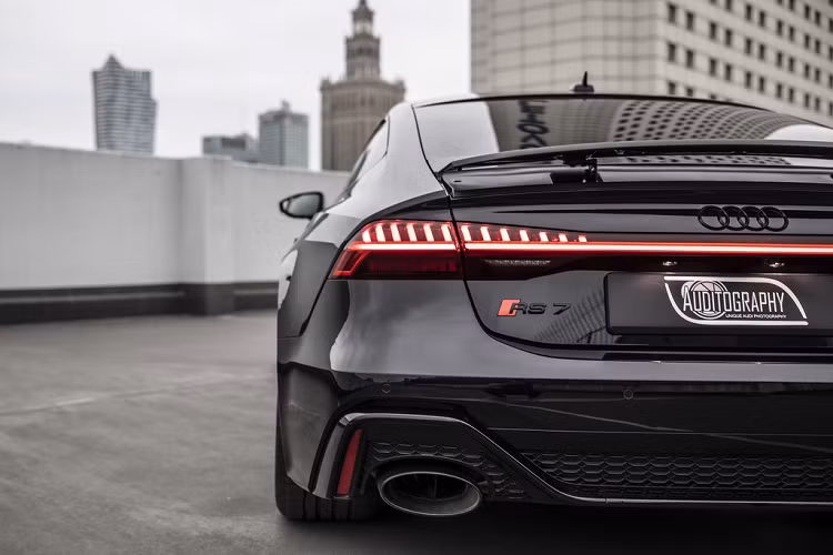 Audi cho biết mẫu xe hiệu suất cao mới tăng tốc 0-96 km/h trong 3,5 giây. Thực tế lái thử của Auditography chỉ mất 3,38 giây.