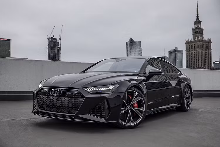 Dưới nắp capô là động cơ tăng áp kép TFSI V8 4.0L cho công suất 591 mã lực và 800 Nm, cao hơn 147 mã lực và 200 Nm so với S7 tiêu chuẩn.