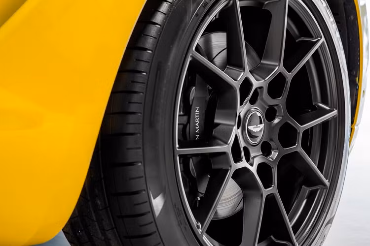 Chưa dừng lại đó, chiếc SUV hạng sang cỡ lớn Aston Martin DBX mới ra mắt thị trường Malaysia có thêm trang bị Intrepid Aura sở hữu bộ mâm 22 inch mang tên gọi Sport Satin với màu sơn đen mờ làm tông màu chủ đạo. Cuối cùng là logo cánh chim Aston Martin phía trước đầu xe và đằng sau sơn đen.