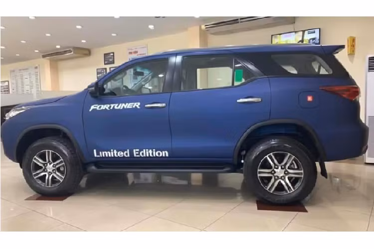 Mức giá xe Toyota Fortuner này đã giảm khoảng 100 triệu nhờ chính sách ưu đãi của Toyota Việt Nam, trong khi phiên bản này có mức giá niêm yết 1,096 tỷ đồng. Ngoài hai màu sơn Xanh, đại lý cũng chào bán Fortuner sơn màu đỏ mờ.