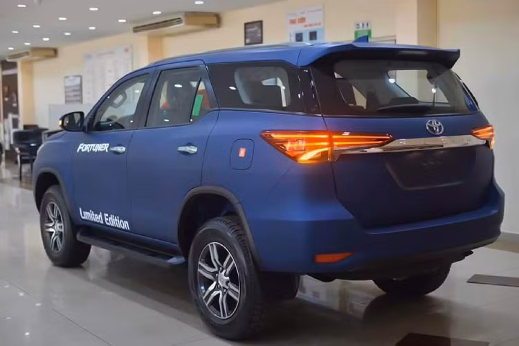 Toyota Fortuner tại Việt Nam là mẫu xe bán chạy hàng đầu trong phân khúc SUV 7 chỗ cỡ trung. Trên thị trường, Fortuner là đối thủ cạnh tranh trực tiếp với các mẫu xe như: Ford Everest, Nissan Terra, Isuzu Mu-X hay Mitsubishi Pajero Sport.