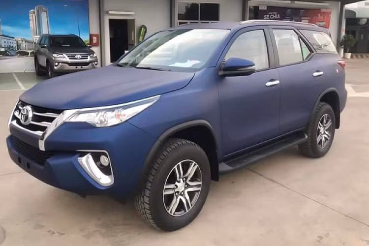 Theo tìm hiểu, đây là xe đại lý sơn lại màu mới với chi phí khoảng 25 triệu đồng, màu sơn này được lấy cảm hứng từ màu xanh (Nebula Blue) của Fortuner đang bán tại Thái Lan. Tuy nhiên, màu sơn xanh có trên chiếc Toyota Fortuner tại Việt Nam này có màu sẫm và mờ (matte) hơn.