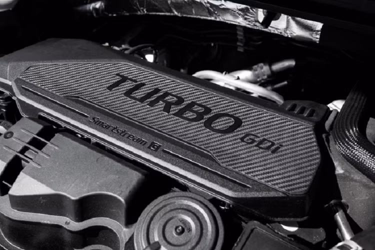 Tính năng an toàn tiêu chuẩn gồm trợ giúp tránh va chạm trước với phát hiện người đi bộ, trợ giúp đi theo làn đường, trợ giúp giữ làn, cảnh báo chệch làn, camera sau, cảnh báo mức độ tập trung của tài xế, phanh tay điện tử, và trợ giúp đèn pha.