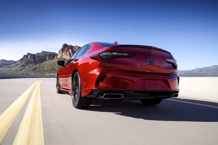 Về kết cấu, Acura TLX 2021 sở hữu nền tảng mới và hệ thống treo xương đòn kép phía trước. Điều này hứa hẹn sẽ mang đến khả năng xử lý và vào cua chính xác hơn. Hơn nữa, xe còn có hệ thống phanh đặc biệt có nguồn gốc từ NSX. Riêng phiên bản TLX Type S sẽ có phanh trước Brembo bốn piston và đĩa phanh lớn hơn so với phiên bản tiêu chuẩn.