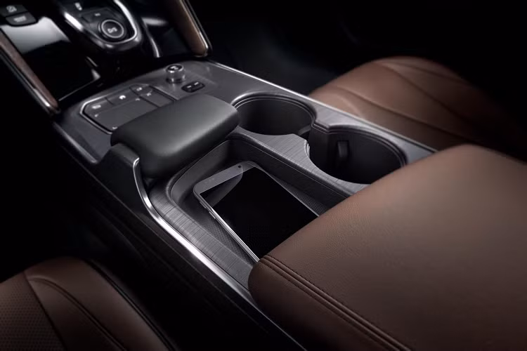 Bên trong cabin, mẫu xe hơi mới Acura TLX 2021 trang bị vô lăng bọc da mới và cụm đồng hồ tối giản với màn hình 7 inch. Xe thay thế thiết lập màn hình kép bằng hệ thống thông tin giải trí 10,2 inch tại trung tâm xe. Dựa trên phiên bản trong NSX, cụm cần số có thiết kế xếp tầng với cần số mới và các điểm nhấn màu đen bóng.