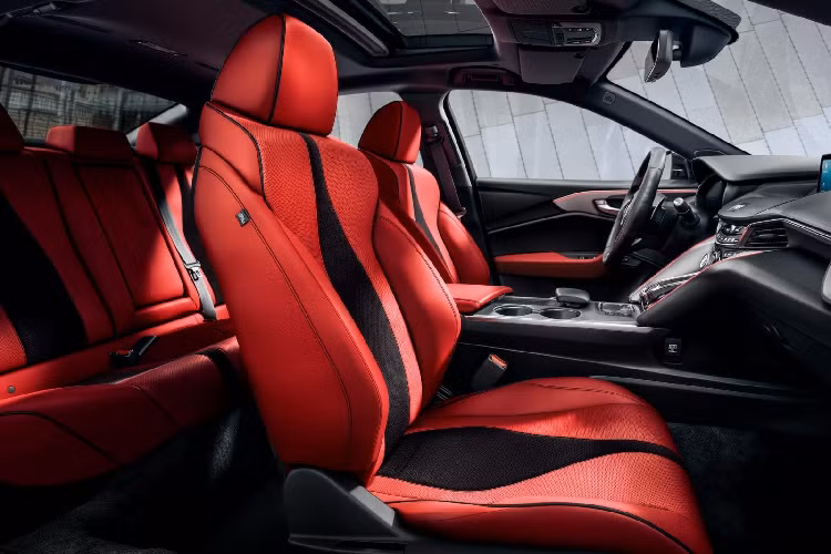 Kiểu dáng thể thao của mẫu ô tô Acura TLX 2021 tiếp tục được nhấn mạnh thêm với hệ thống ống xả kép, cánh gió đuôi và đèn hậu thanh mảnh. Khách hàng mong muốn bộc lộ tính thể thao hơn nữa có thể lựa chọn biến thể TLX A-Spec. Xe có hệ thống đèn tối màu, điểm nhấn trang trí đen bóng và la-zăng hợp kim 19 inch Shark Grey.