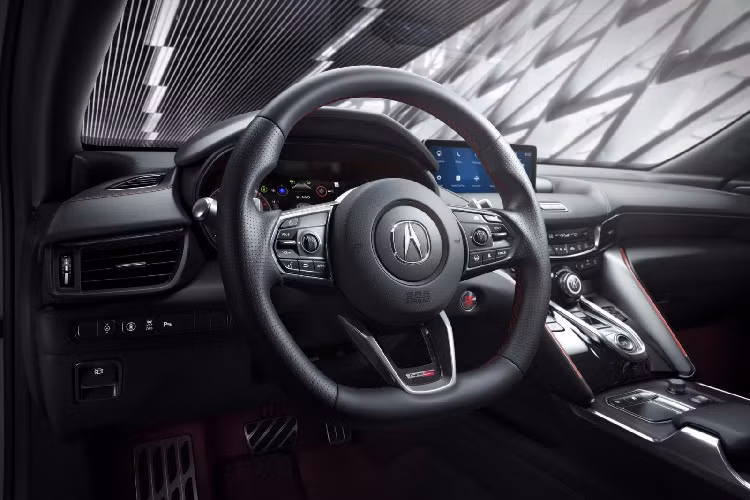 Biến thể TLX Type S còn nâng tầm thể thao hơn nữa khi có lưới tản nhiệt độc đáo và hốc gió lớn hơn. Những điểm nổi bật khác bao gồm bộ khuếch tán trước/sau hầm hố, hệ thống ống xả thể thao và la-zăng 20 inch tích hợp lốp hiệu suất. Nhờ kiểu dáng thể thao, Acura TLX 2021 trông gọn hơn thực tế. So với người tiền nhiệm, xe dài hơn 74 mm, rộng hơn 56 mm, thấp hơn 15 mm. Trục cơ sở cũng kéo dài thêm 94 mm.