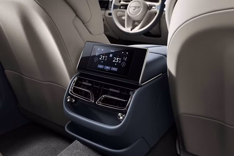 Sự khác biệt lớn nhất của Flying Spur 2020 so với phiên bản trước là chiều dài cơ sở được tăng thêm 130 mm, qua đó giúp xe sở hữu một không gian nội thất rộng rãi và thoải mái hơn, bên cạnh phong cách thiết kế vô cùng sang trọng và tinh tế quen thuộc của Bentley.