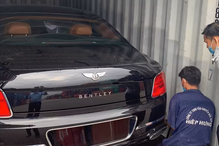 Về mặt thiết kế, Flying Spur 2020 là sự kết hợp hoàn hảo giữa những tính năng độc đáo của một chiếc limousine siêu sang với khả năng vận hành mạnh mẽ của một chiếc sedan thể thao hiệu suất cao. Xe sở hữu kết cấu khung sườn mới bằng nhôm và composite, đồng thời được trang bị các thanh chống lật chủ động được điều khiển bằng dòng điện 48V giúp xe giữ thăng bằng tốt hơn.