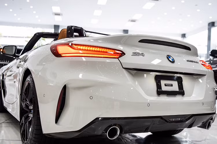 Mẫu xe thể thao BMW Z4 mang thiết kế đậm chất thể thao. Phần đầu xe vẫn có lưới tản nhiệt "quả thận" đặc trưng, nằm ngang thay vì dọc như trên một số mẫu BMW mới, với viền crom và họa tiết dạng điểm. Trong khi đó, đuôi xe được tạo hình nổi khối, đi kèm ống xả kép. 