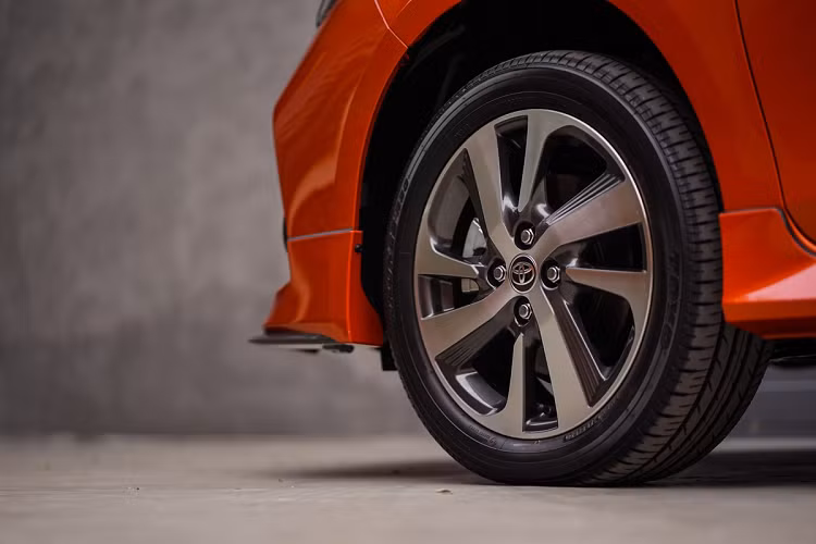 Vios J sử dụng mâm hợp kim 15 inch và lốp 185/60 trong khi 2 phiên bản cao hơn được trang bị mâm 16 inch và lốp 195/50. Các trang bị ngoại thất khác gồm kính hậu tích hợp đèn báo rẽ và kính cách âm cho bản E, G. Riêng bản G có thêm tay nắm cửa mạ chrome.
