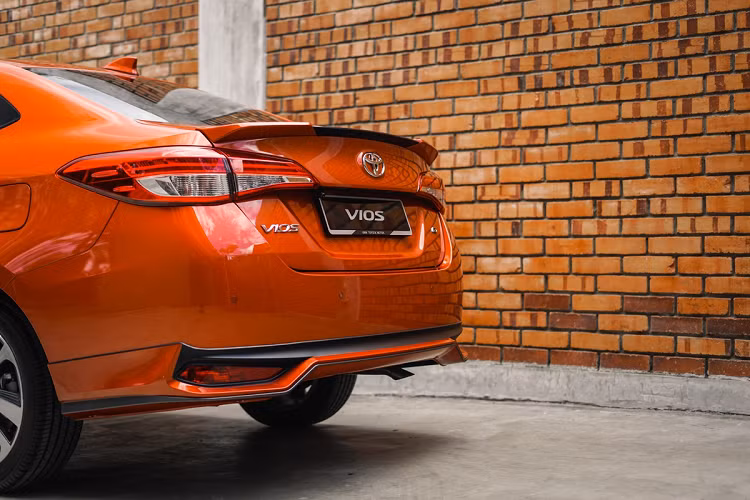 Gói nâng cấp trị giá 620 USD giúp Vios trông thể thao hơn. Gói này gồm cánh chia gió trước, ốp sườn và cản trước/sau mới.