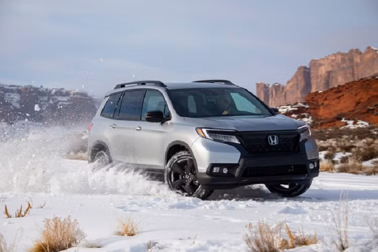 Bản cao cấp Honda Passport Elite khởi điểm từ 43.980 USD, sở hữu cảm biến gạt mưa, và hệ dẫn động AWD tiêu chuẩn. Model này cũng được trang bị vô lăng da sưởi, sạc không dây cho smartphone, ghế trước sưởi và thông gió. Các bản Honda Passport mới đều sử dụng động cơ V6 3.5L cho công suất 280 mã lực và 355 Nm, đi cùng hộp số tự động 9 cấp cùng tùy chọn dẫn động AWD.
