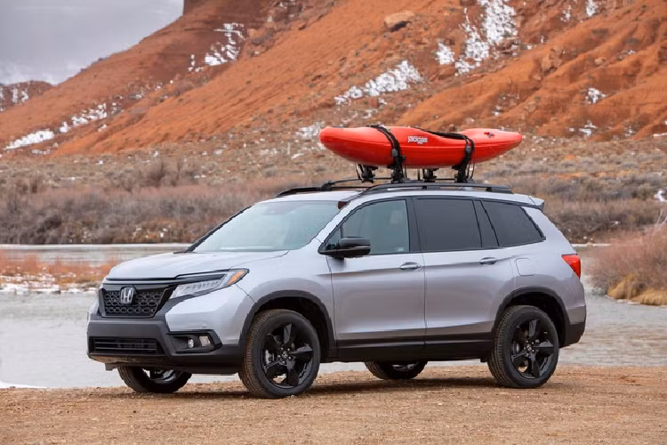 Khoang lái Honda Passport Touring hiện đại hơn với đèn nội thất LED, dẫn đường GPS, và hệ thống âm thanh cao cấp 10 loa với loa siêu trầm. Ngoài ra còn có các tiện ích khác như ghế sau sưởi, khay giữ cốc và ổ cắm 115 volt.