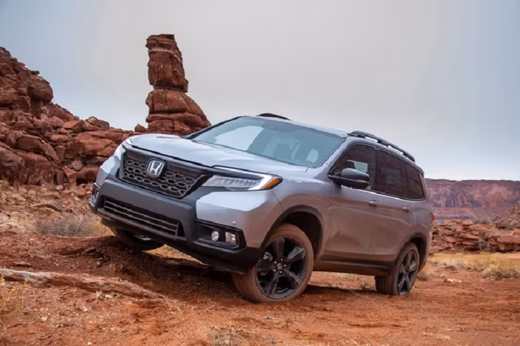 Ngoài nâng cấp này, Honda Passport Sport nâng cấp mới còn được trang bị đèn pha LED, kính sau riêng tư, hệ thống mở cửa thụ động và bộ mâm 20 inch. Các điểm nhấn khác còn gồm khởi động bằng nút bấm, hệ thống điều hoà 3 vùng tự động và hệ thống âm thanh 7 loa với loa siêu trầm.