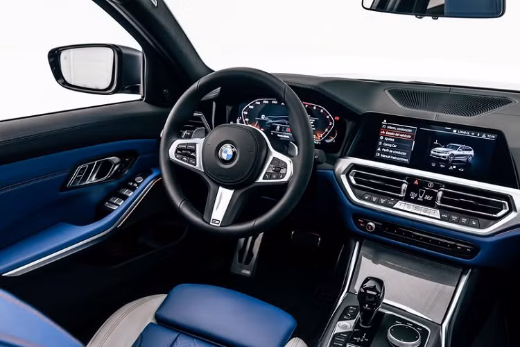 Đúng như mong đợi, BMW M340i xDrive Touring First Edition còn sở hữu nhiều tính năng tiêu chuẩn khác mà vốn là tùy chọn trên các M340i thông thường. Có thể kể đến như hệ thống treo thích ứng M, Comfort Access, Parking Assistant, Gói kết nối chuyên nghiệp, sạc điện thoại không dây, bộ chỉnh DAB + và hệ thống loa HiFi...