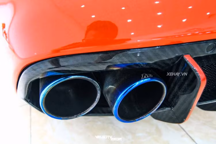 Ngoài ra, vòm bánh xe phía sau đã được mở rộng đồng thời bổ sung thêm ba khe thoát gió tương tự như phiên bản giới hạn Ferrari F12 TDF.