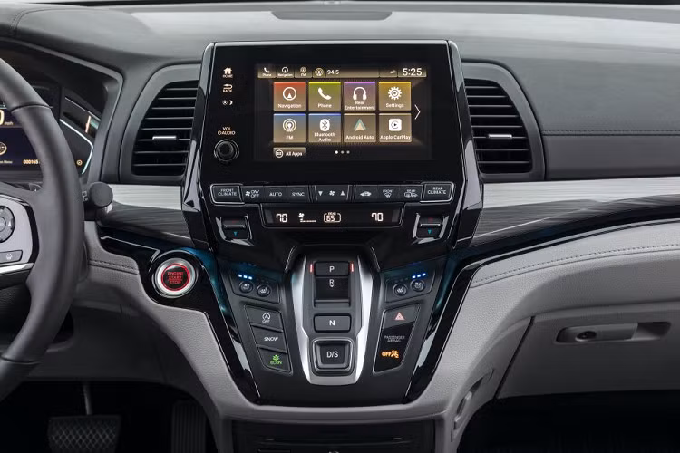 Tiến vào nội thất, Honda Odyssey nâng cấp 2021 chỉ được chỉnh sửa một số chi tiết để làm mới hơn mà thôi. Ngoài ra, do sở hữu trục cơ sở dài đến 2.900 mm, độ rộng rãi và thoải mái trên mẫu xe này là điều không thể bàn cãi và chối từ. Khoang lái của xe đã được bỏ đi cần số cơ, thay vào đó chính là hệ thống nút bấm điện tử ngay bảng điều khiển trung tâm.