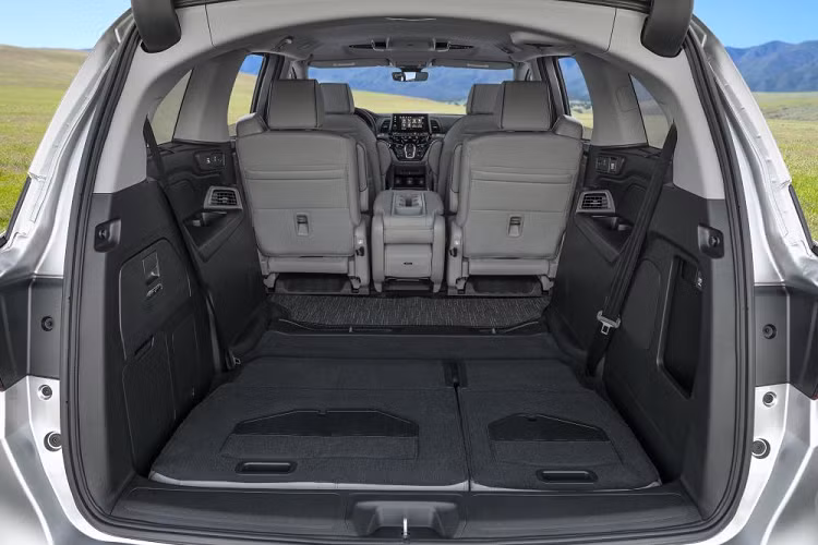Toàn bộ ghế ngồi của Odyssey 2021 đều được bọc da mang lại cảm giác sang trọng, êm ái. 2 ghế trước của xe được chỉnh điện và tích hợp nhớ vị trí. Gương chiếu hậu cũng được tự động làm mờ nhằm giúp tăng tầm nhìn thuận lợi có thể cho tài xế. Mẫu xe này cũng được trang bị tính năng Magic Slide giúp Odyssey 2021 khác biệt và nổi bật nhất trong phân khúc.