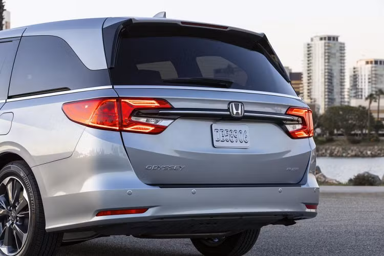 Không gian chứa đồ trên Odyssey vốn dĩ đã mang danh “vô địch” trong phân khúc minivan. Trong khoang cabin cũng được trang bị nhiều hộc chứa đồ để hành khách có thể chứa đồ uống, vật dụng cá nhân như ví, laptop, tablet… Điểm bất tiện nhất của mẫu xe này chính là hàng ghế thứ 2 không thể gập được mà phải tháo đi bằng tay và… cất ở ngoài xe nếu muốn có một khoảng không gian lớn nhất để chứa đồ.
