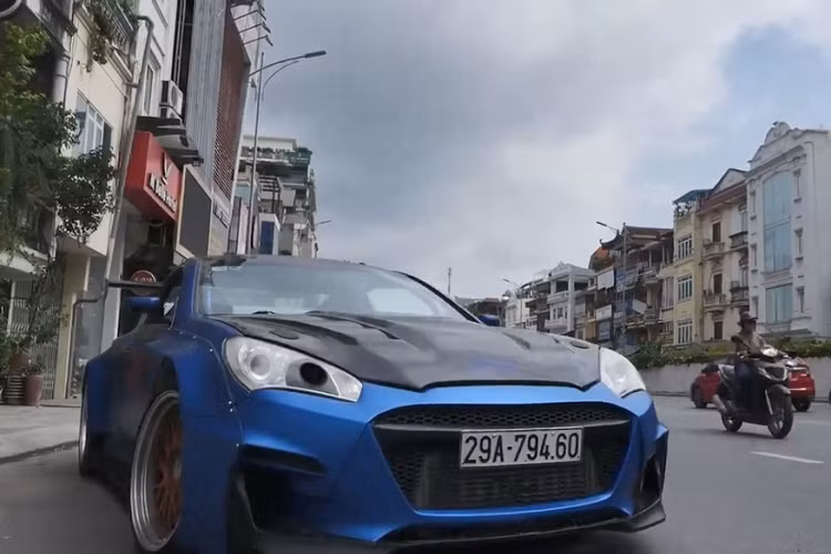 Một chiếc Hyundai Genesis độ body kit thân rộng mang biển Hà Nội