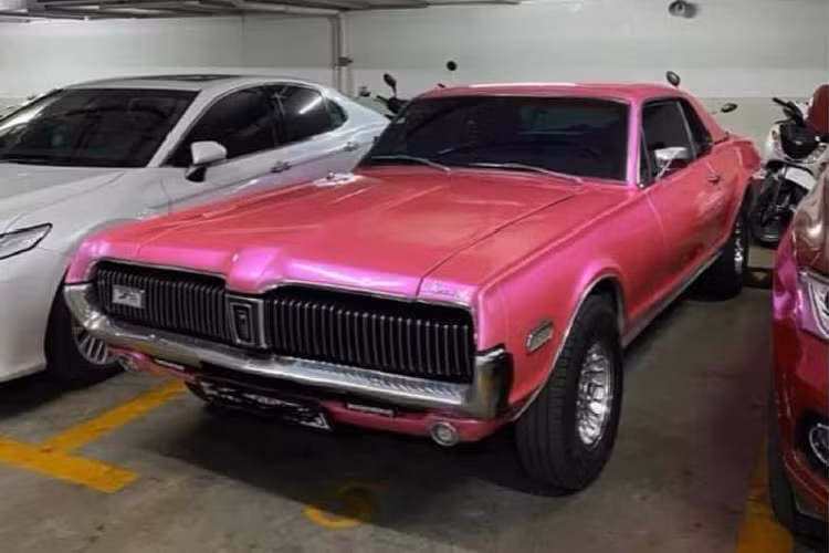 Ở ngoài đời, rapper Binz rất hay bị bắt gặp trên chiếc xe thể thao cổ mang tên Mercury Cougar. Chiếc xe này nguyên bản có màu đỏ nhưng hiện đã được cho thay áo sang màu ghi xám và cũng xuất hiện trong MV mới nhất "Bigcityboi" của Binz. Hiện chiếc xe này mang màu hồng.