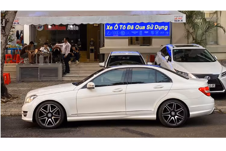 Riêng phiên bản C300 AMG Plus được thửa riêng bộ mâm 18 inch 7 chấu kép khác biệt với các phiên bản còn lại. Ngoài ra, xe có gói trang trí AMG Line với bodykits thể thao đi kèm với cánh lướt gió phía sau, lưới tản nhiệt 3 nan, đèn pha Bi-xenon tích hợp đèn LED ban ngày,…