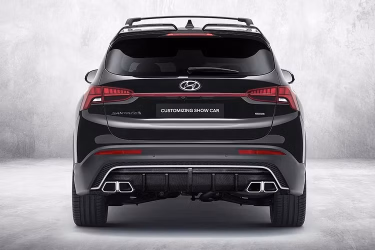 Đuôi xe nổi bật và năng động hơn nhờ cánh lướt gió cỡ lớn kết hợp cùng bộ khuếch tán khí động học làm từ carbon. Khác với xe nguyên bản bố trí ẩn ống xả dưới gầm, SantaFe N-Performance có cụm ống xả kép được kim loại bóng bẩy.