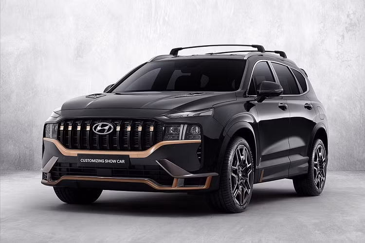 Dù Hyundai SantaFe 2021 mới chưa chính thức bán ra nhưng gói nâng cấp N-Performance cho mẫu SUV này đã được giới thiệu tại Hàn Quốc. Thực tế, đây là gói trang bị gồm các chi tiết trang trí nội ngoại thất chứ không thay đổi hiệu năng của Hyundai SantaFe đời 2021.